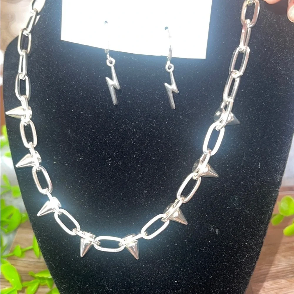 Elegant Silver Oval Link Necklace